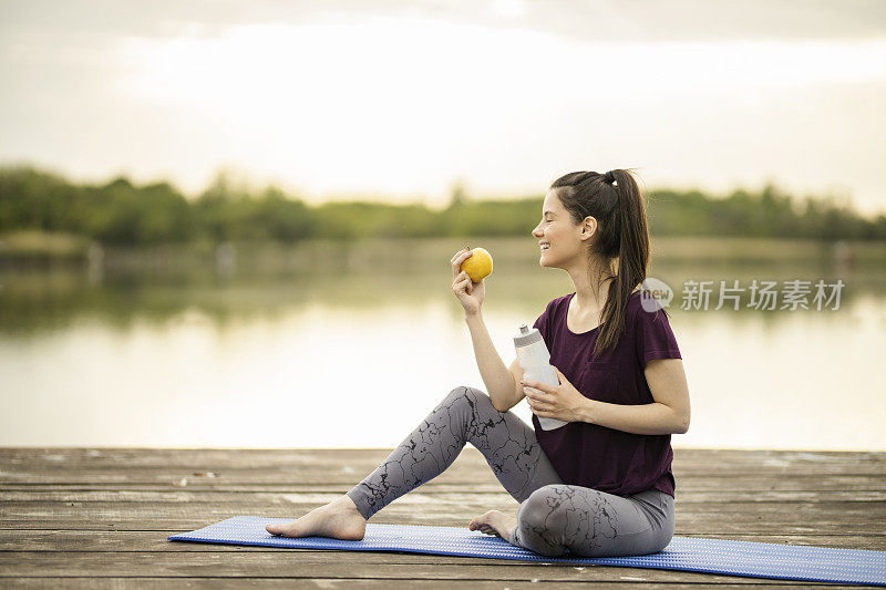 吃苹果喝水的女人