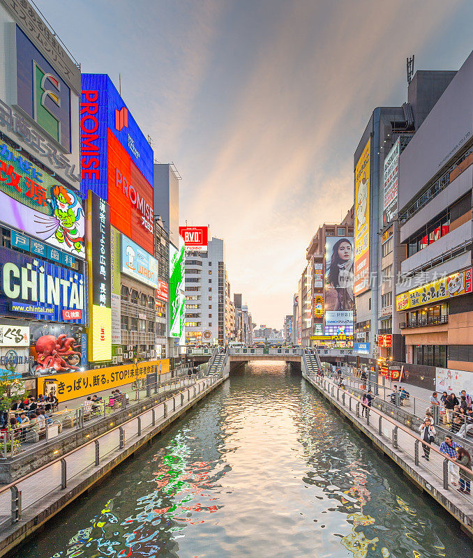 在日本大阪的道顿堀，五颜六色的广告牌照亮了大阪夜市周围的商店和零售店