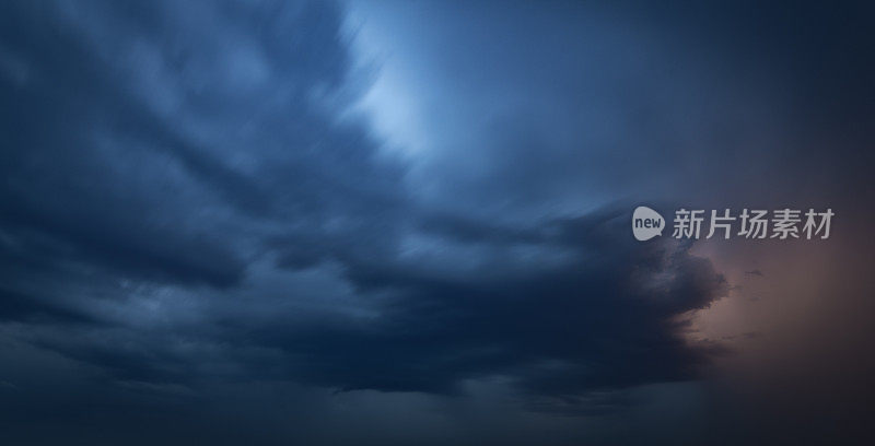 在夏天的雷雨中，黑暗的夜空中出现闪电