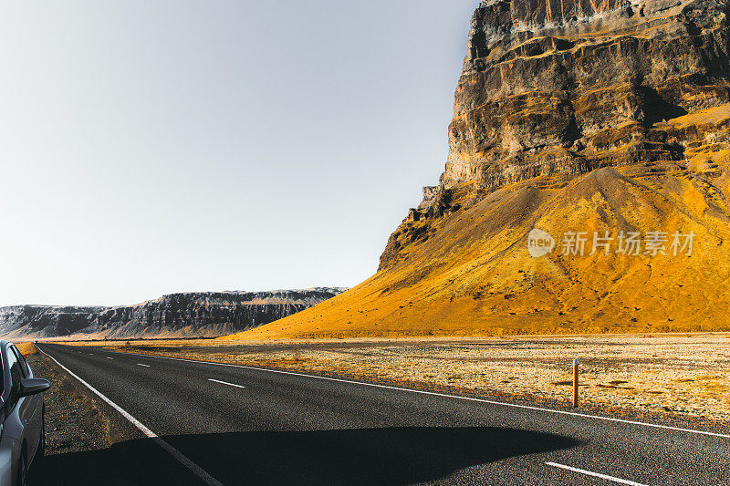 在冰岛的公路之旅中，美丽的被照亮的山的风景