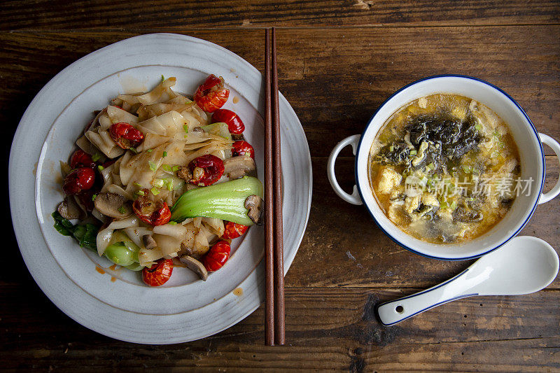 家常菜:小龙虾蔬菜炒米粉，鸡蛋紫菜汤