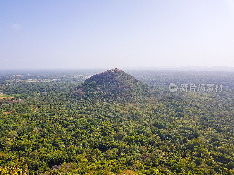 从斯里兰卡的Sigiriya狮子岩看雨林和Pidurangala岩