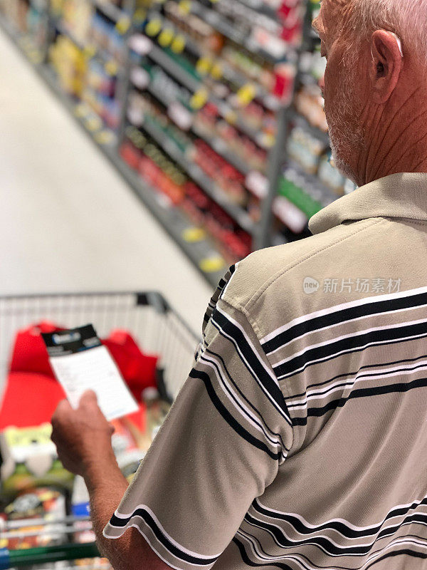 老人在超市购物