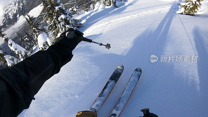 第一人称视角POV背国家滑雪下山高山斜坡