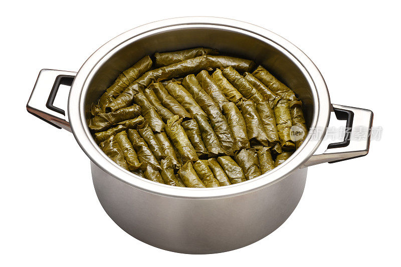 土耳其食物dolma，希腊葡萄叶在炖锅，生的食物在白色的背景与修剪路径