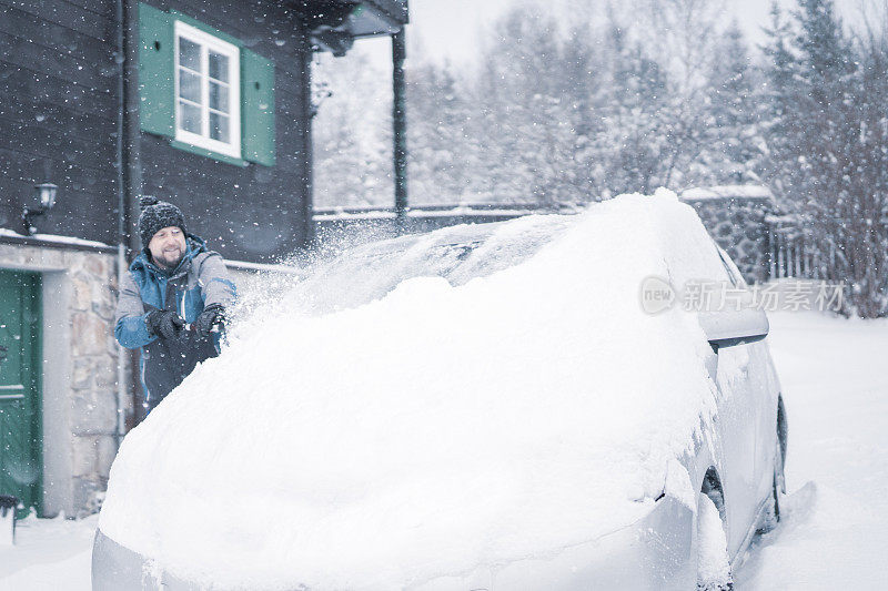 从车窗上刮冰和雪