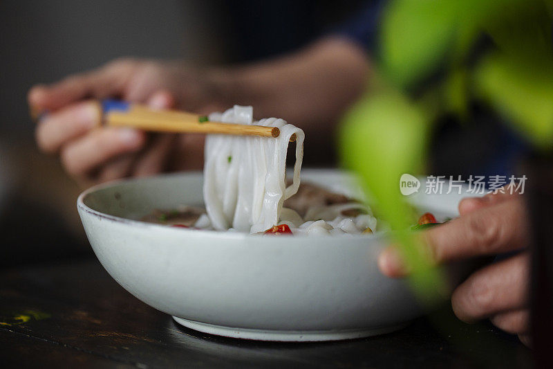 中国自制的肉汤面条，有肉，蘑菇和蔬菜