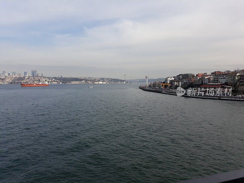 İstanbul加拉塔从远处看渡轮