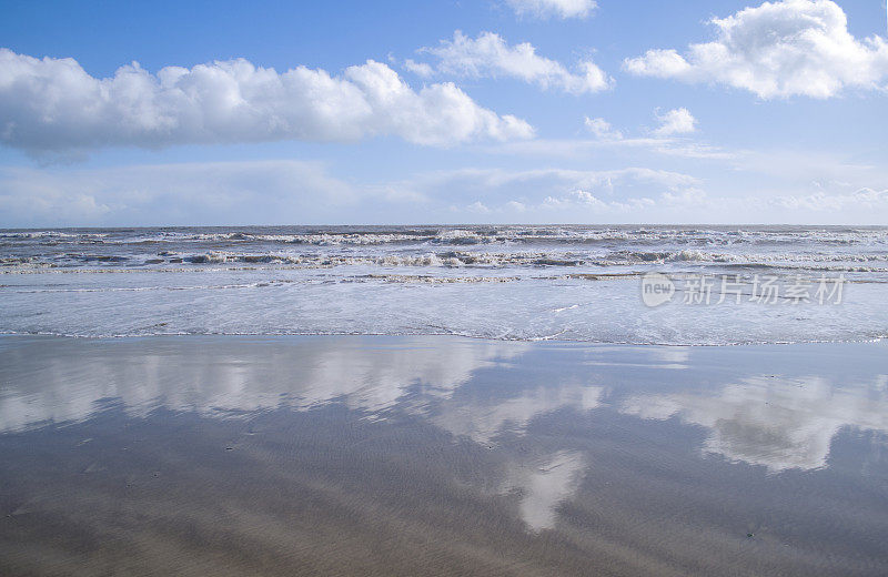 海滩和湛蓝的大海