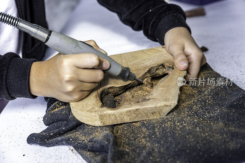 近距离女孩用电动研磨机研磨小木制品