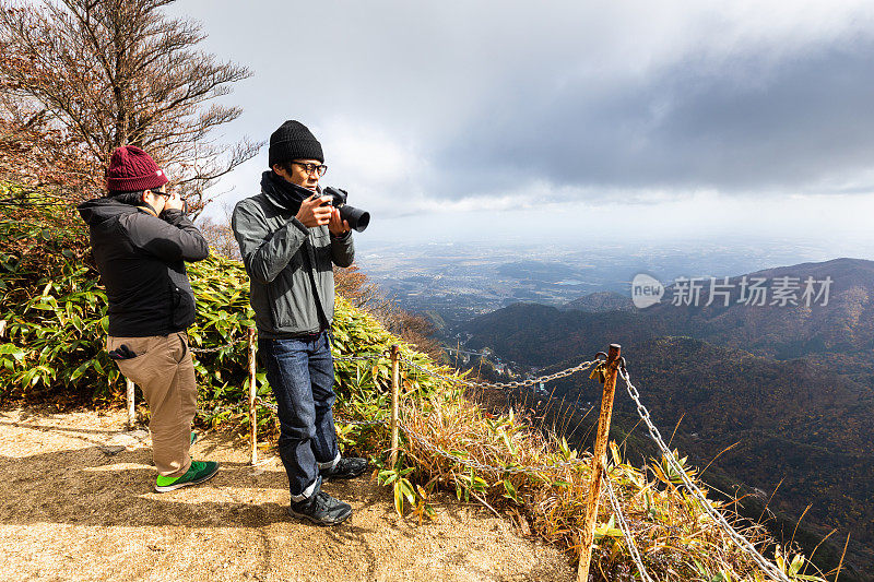 摄影师们在日本的高山上