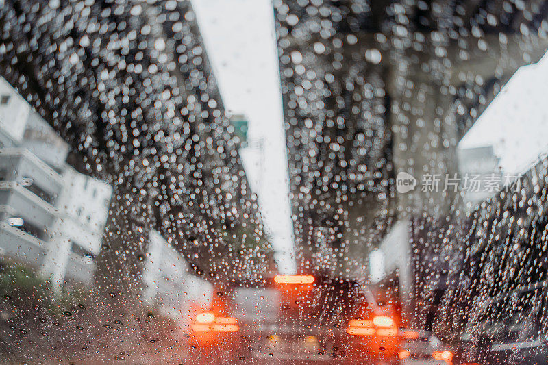 在大雨中开车，被堵在路上