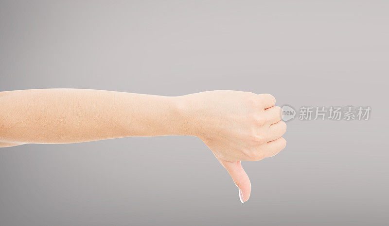 手显示拇指向下，不喜欢，不好，不赞成，拒绝拇指向下，不好，不好，拒绝消极拇指向下的手势女人拇指向下的手人才模型消极的手工作室孤立