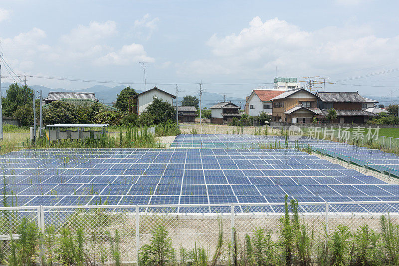 日本住宅区的太阳能电池板