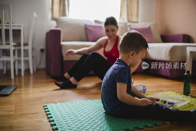 母亲和年幼的儿子一起锻炼