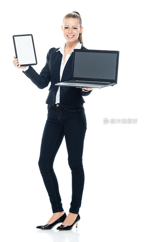 白人女性商务人员站在白色背景穿着衬衫和使用数字平板电脑