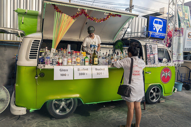 泰国，普吉岛，2020年1月8日:普吉岛市场上以大众t1老式面包车为原型的街头迷你酒吧