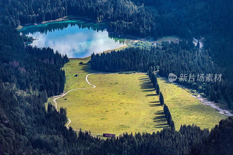 从芒格特山，朱利安阿尔卑斯，意大利的福辛湖鸟瞰图
