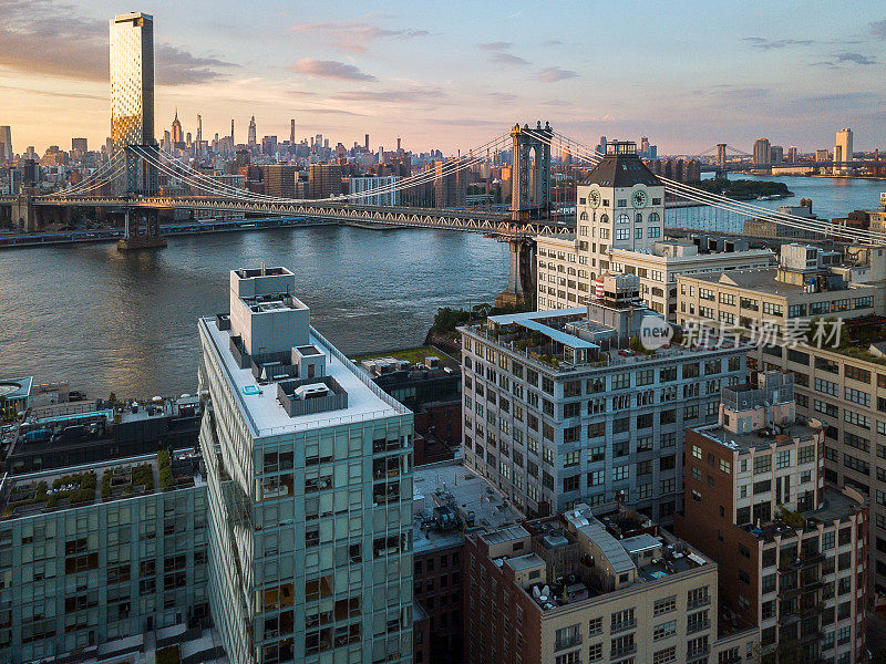 日落时分曼哈顿大桥的空中全景图