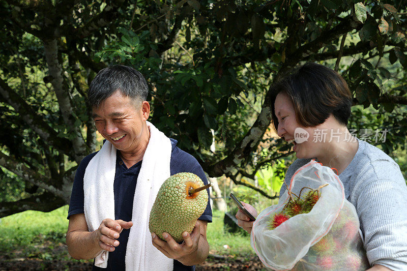 一对夫妇在野餐时吃东西