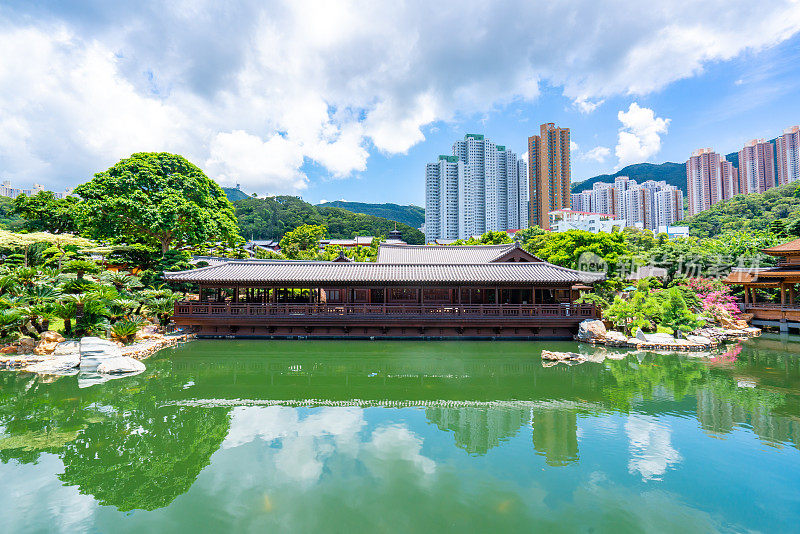 智莲庵是位于香港九龙钻石山的大型佛教寺院建筑群。