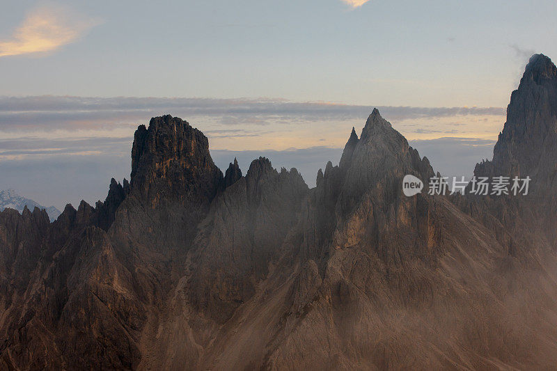 美丽的日落景观从西玛卡丁迪圣卢卡诺，Dolomites，意大利