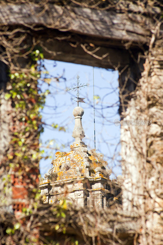 Mondo?edo从毁坏的房子窗户看到的大教堂钟楼，加利西亚，西班牙。