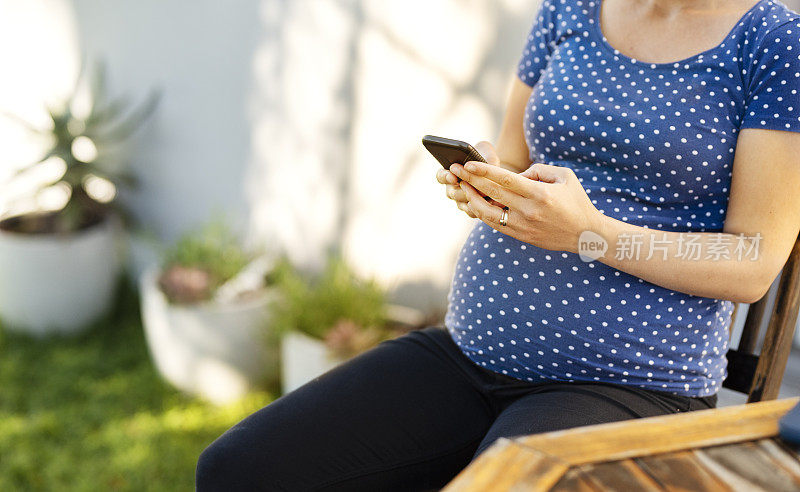 孕妇用手机发短信