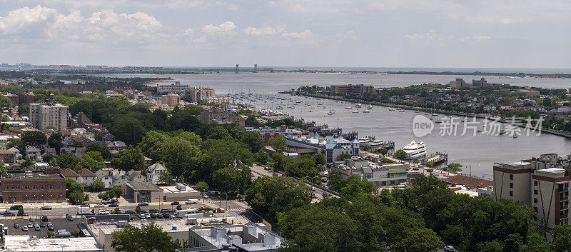 纽约布鲁克林的羊头湾和住宅区上空的大西洋和布莱顿海滩的远景。