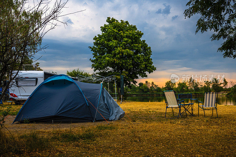 湖边露营地的露营椅、桌子和帐篷