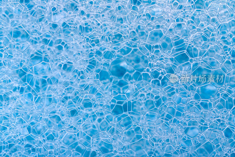 肥皂在蓝色的水中产生泡沫