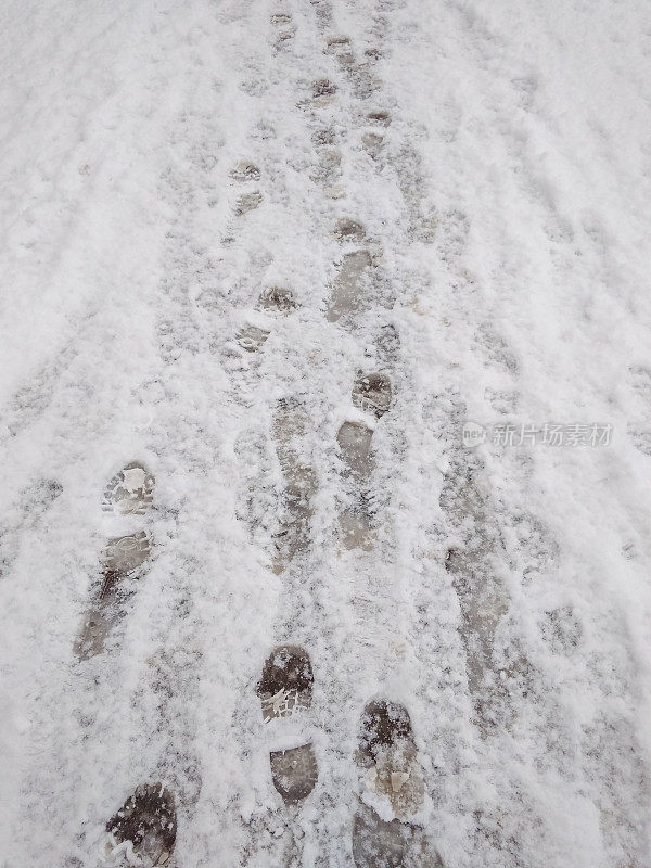 雪地上的脚印。