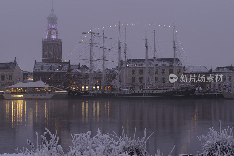 坎彭的夜景与一艘旧帆船和新塔