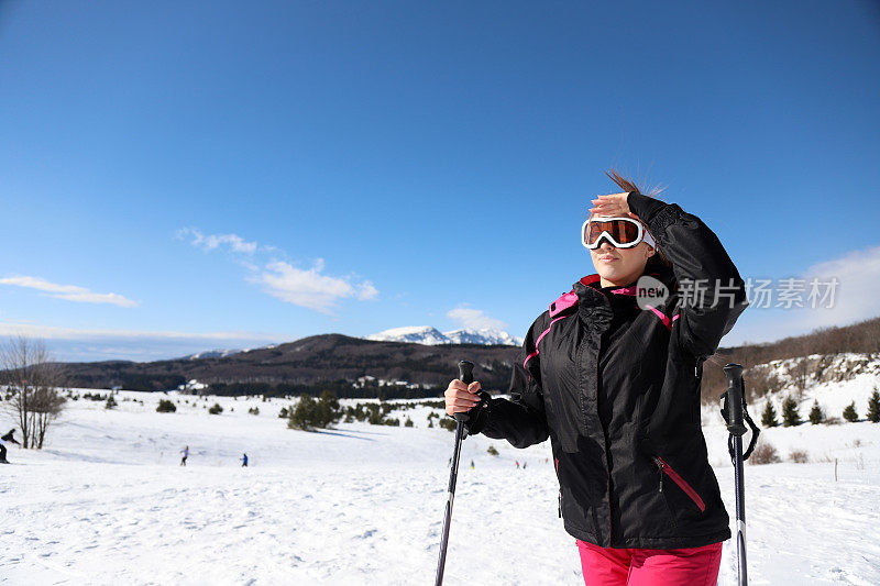 女子滑雪者在山上