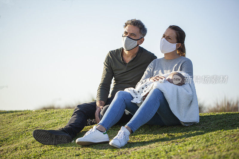 一对夫妇带着男婴在户外