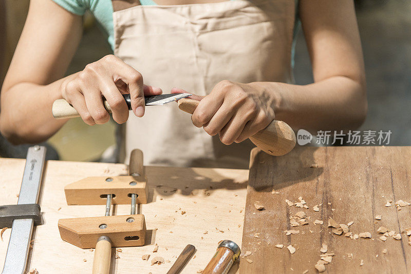 妇女在家做木工，木制品的概念