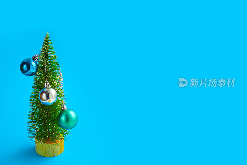 圣诞树与小装饰在蓝色的背景，抽象的背景，极简的圣诞概念。