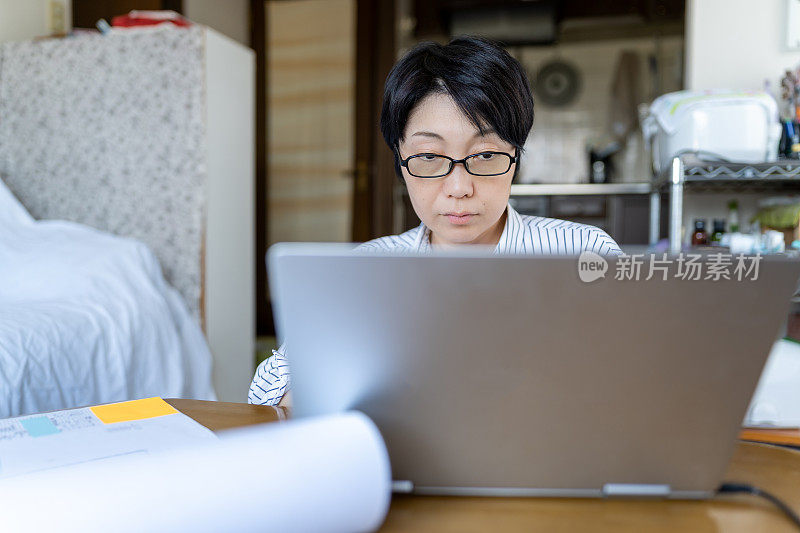 在家里工作的亚洲妇女