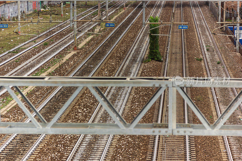 铁路轨道的高角度视图