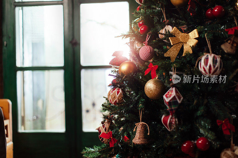 没有什么比装饰圣诞树更能体现圣诞精神