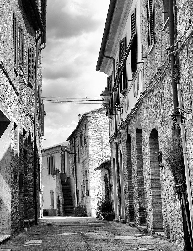 中世纪村庄的小巷，基安蒂地区。