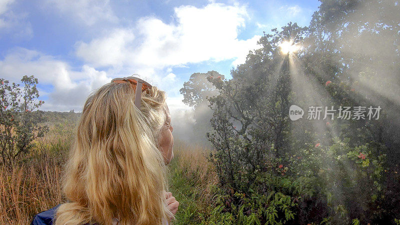 徒步旅行者探索火山口边缘步道，火山口Kīlauea