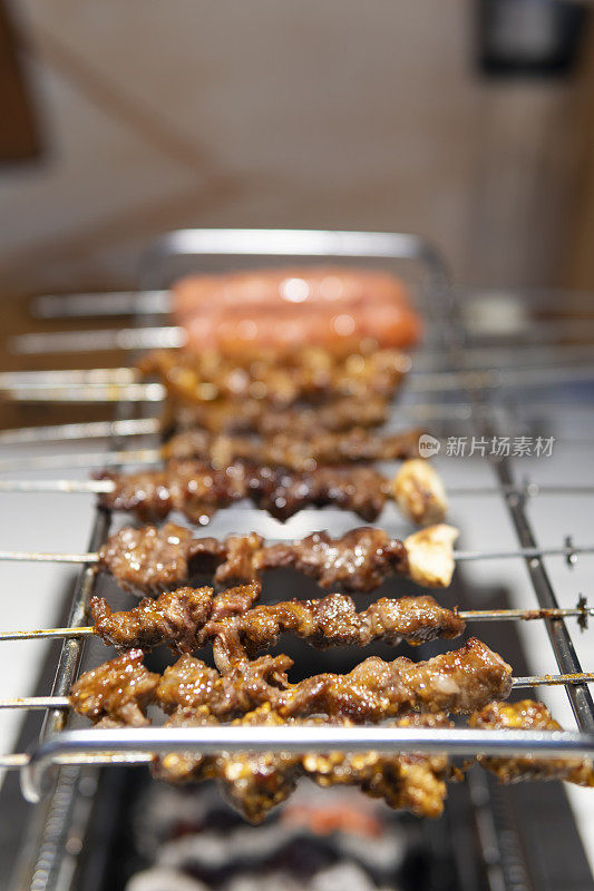 餐馆里烤肉架上的烤肉