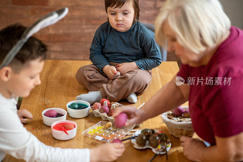 孙子们和奶奶一起在餐厅里过复活节。