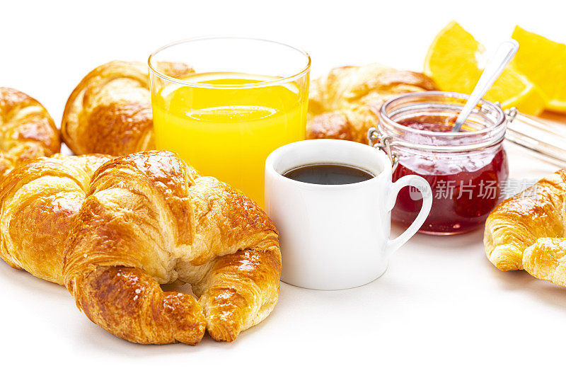 早餐:白桌上有羊角面包、橙汁、咖啡和橘子酱