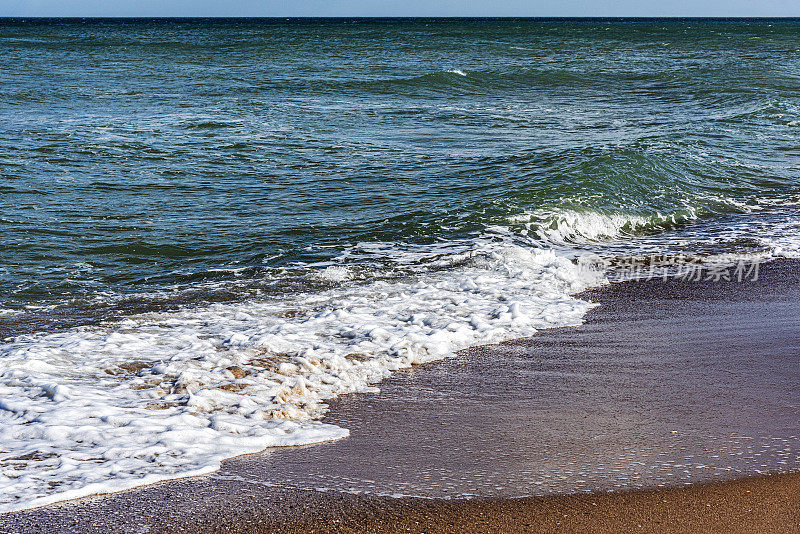 海浪拍打着海岸