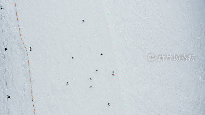 一群人在滑雪场雪山上滑雪的鸟瞰图