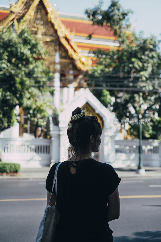 曼谷一座寺庙前的陌生女游客