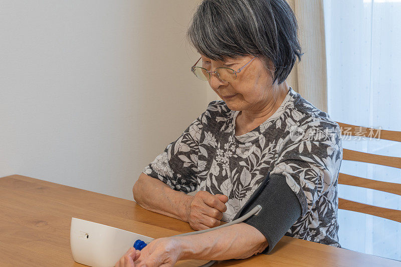 日本老年妇女谁成为一个严重的脸与血压