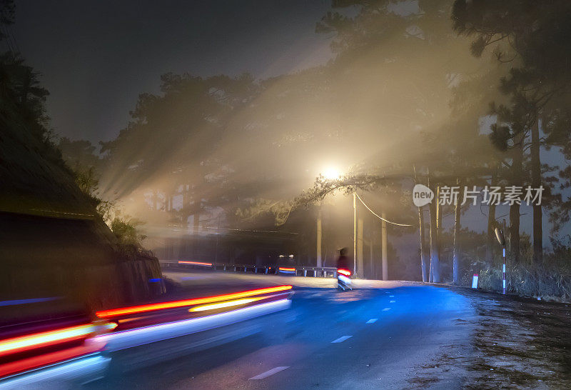 山口的夜景充满了雾气和神奇的路灯
